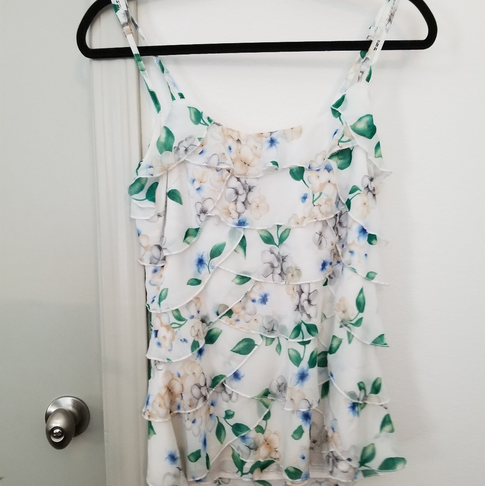 LOVELY WHite House Black Market Tank